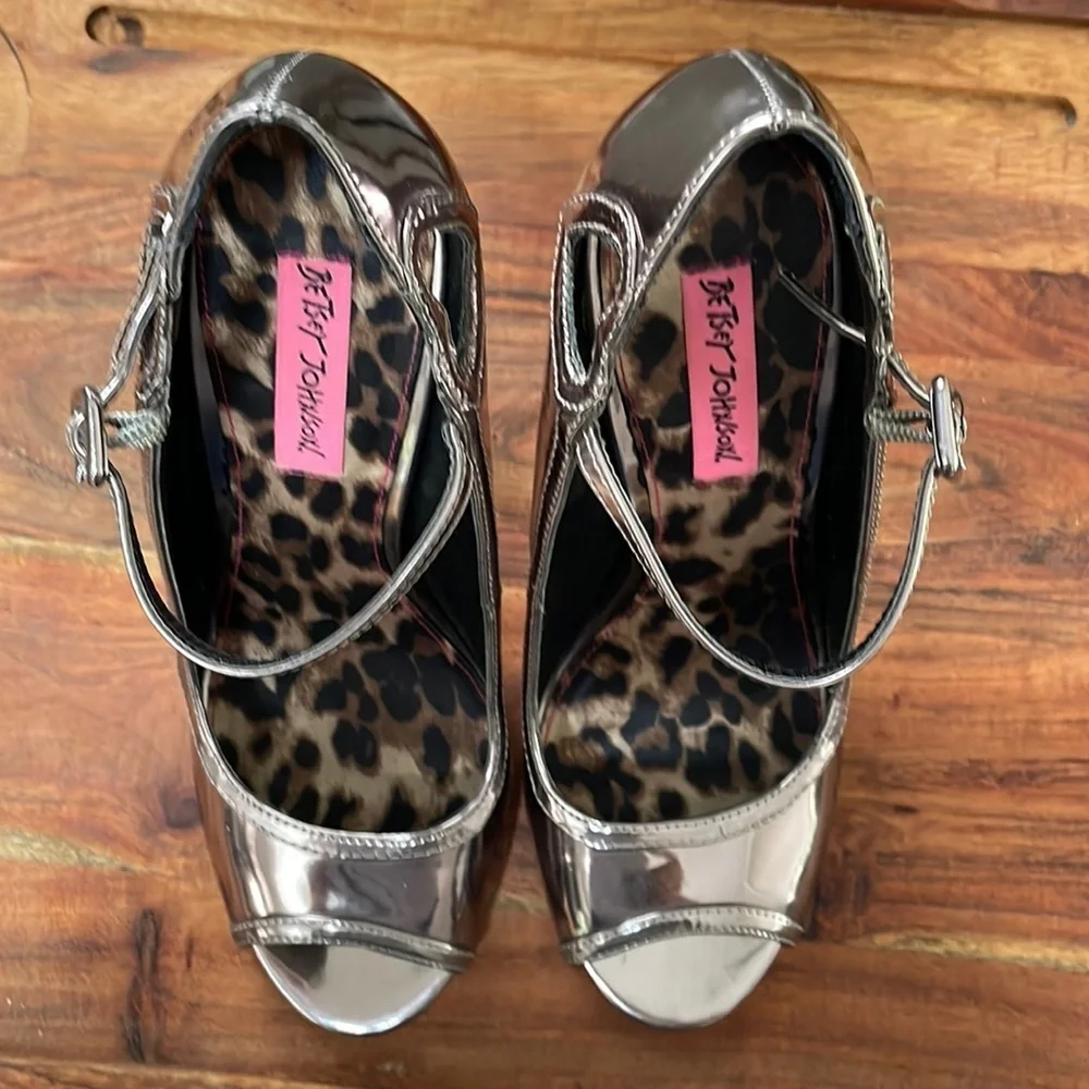 Betsey Johnson “Mimie” Heart Cutout Metallic High Heels. Excellent condition - Picture 2 of 14
